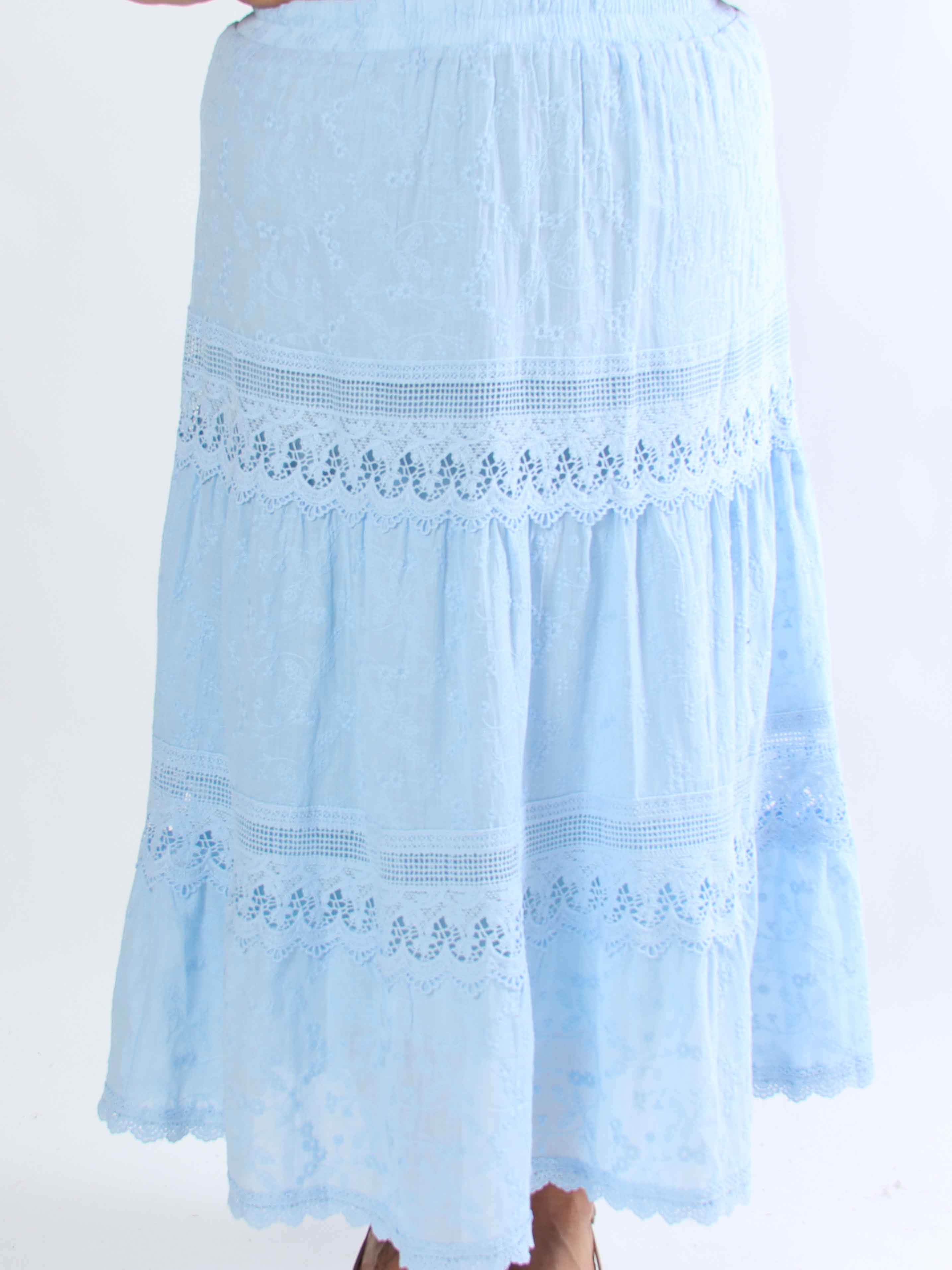 Aspen - Lang plus size nederdel i blød bomuld med broderede detaljer